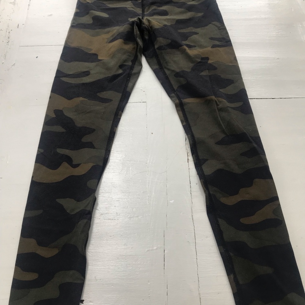 Victoria’s Secret Pink green camo leggings size small